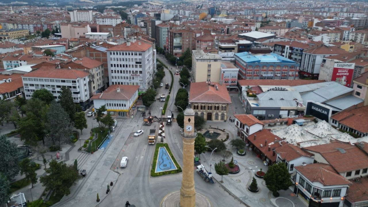 Çorum’da Gazi Caddesi’nde gece asfalt çalışması