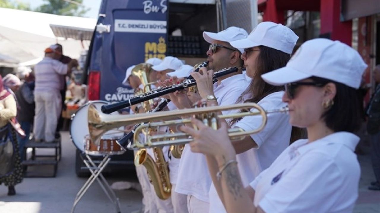 Denizli’de pazar yerlerinde müzik ve ikram şöleni