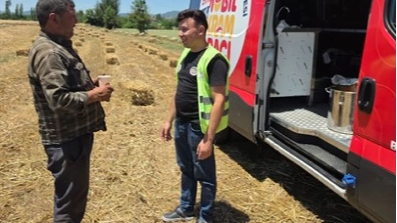 Denizli'de tarlalara soğuk su ve limonata desteği