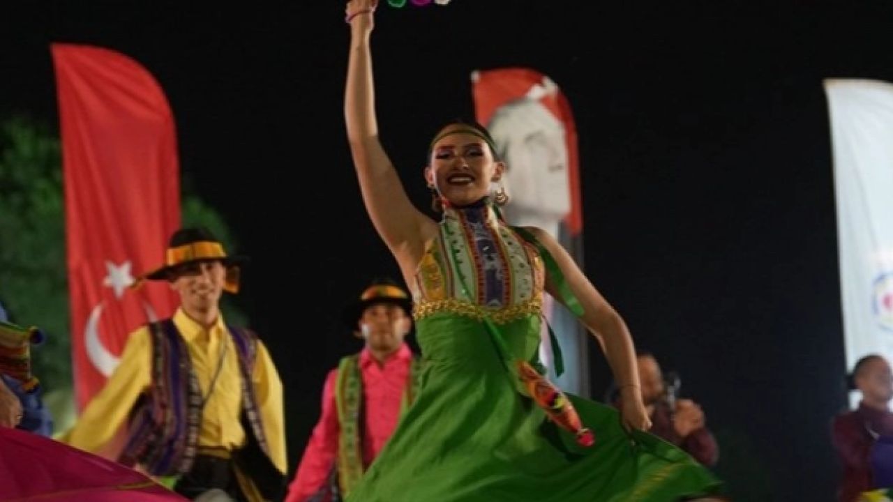 Denizli’de Uluslararası Halk Dansları Festivali coşkusu