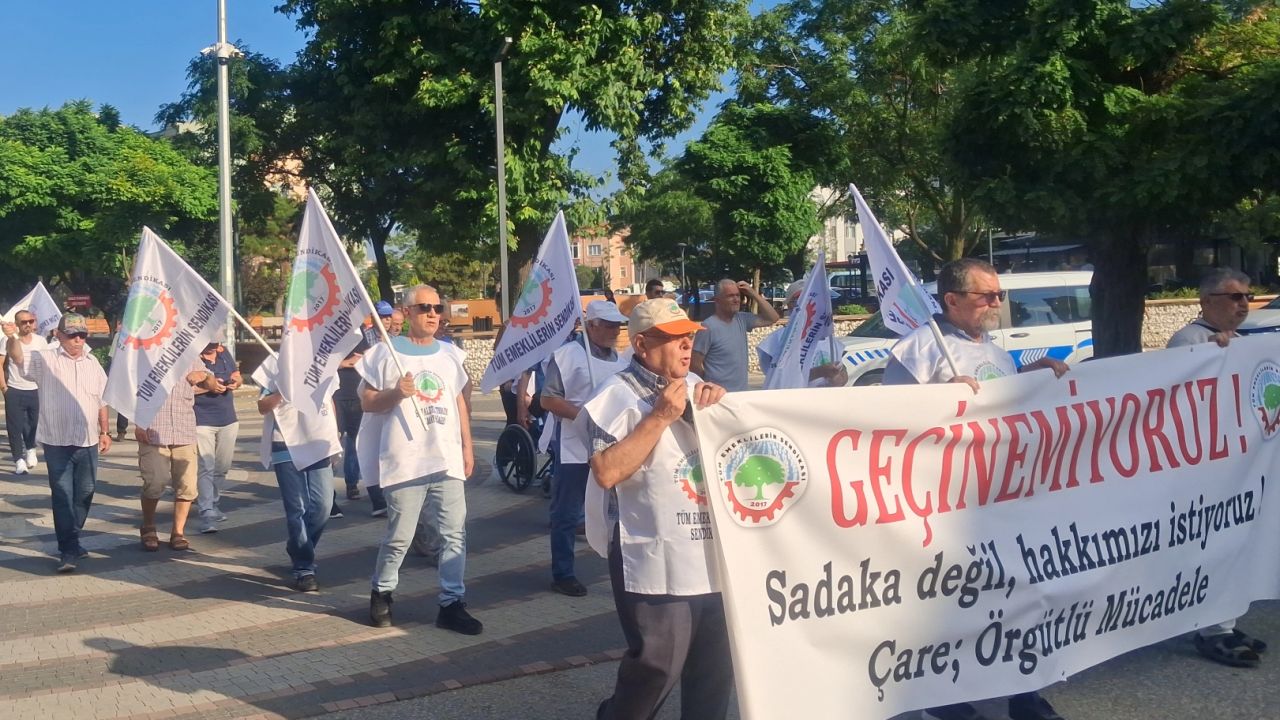 Emeklilerden Keşan'da 'geçinemiyoruz' yürüyüşü