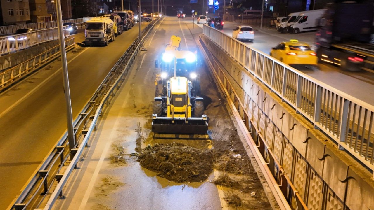 Eskihisar Feribot Yolu Alt Geçidi’nde gece mesaisi