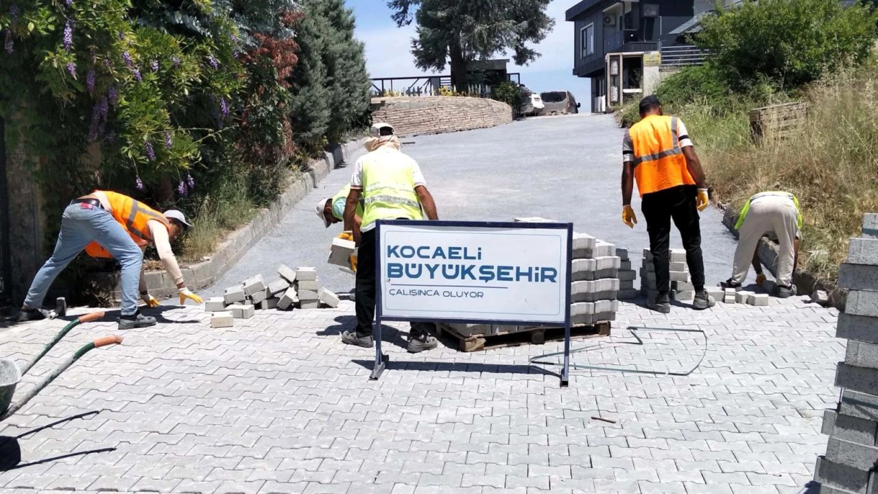 Gölcük Halıdere’de 3 sokakta parke yollar yenilendi