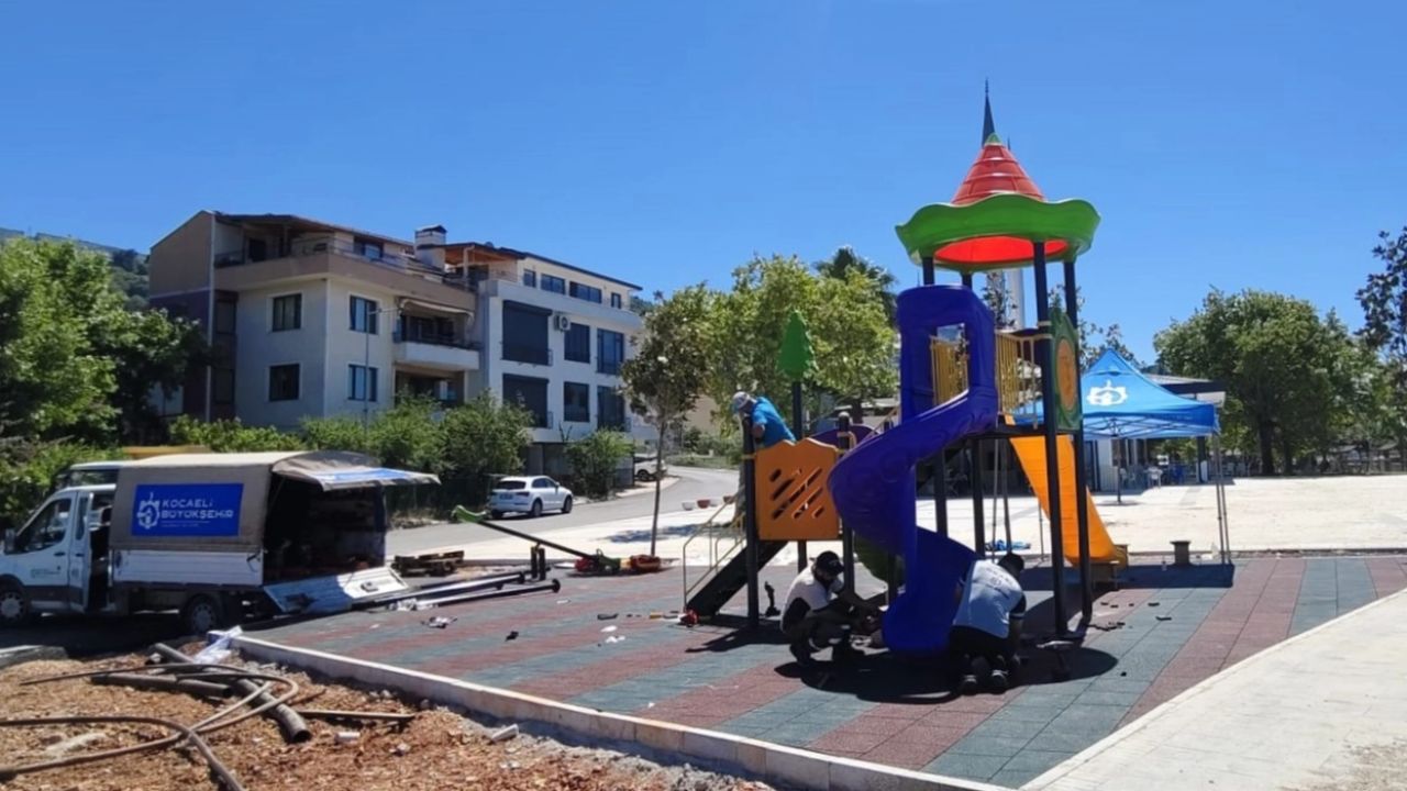 Gölcük Ulaşlı’da çocukların neşesi sahile taşınıyor