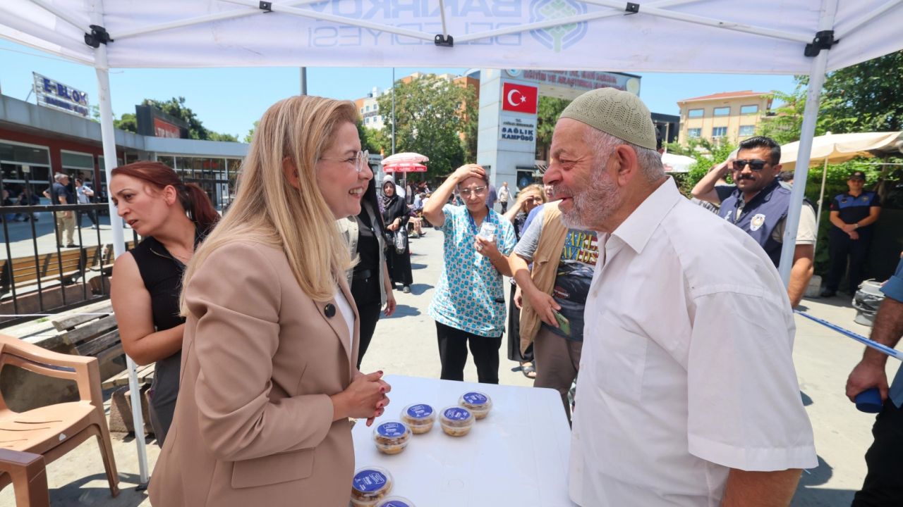 İstanbul Bakırköy'de binlerce kişiye aşure ikramı