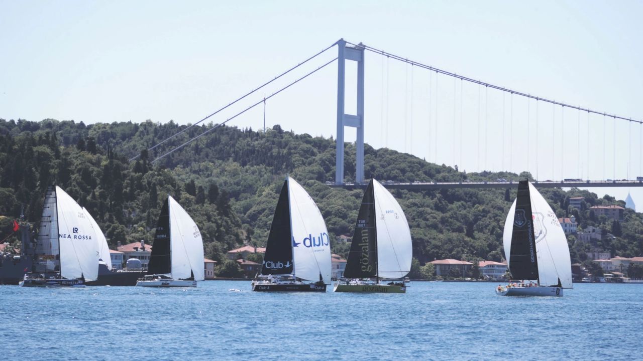 İstanbul Boğazı'nda görkemli coşku