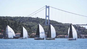 İstanbul Boğazı'nda görkemli coşku