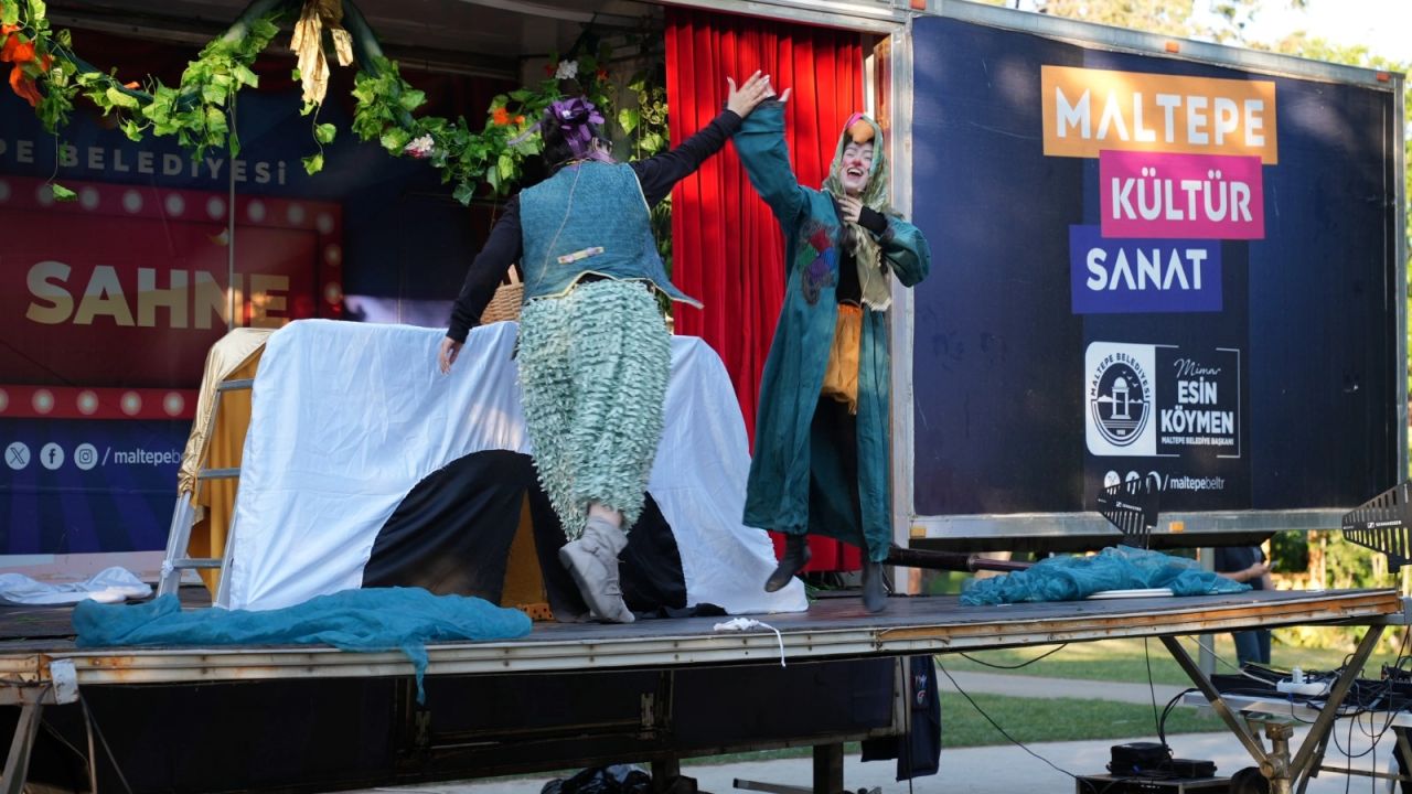 İstanbul Maltepe'de gezici yaz tiyarosu başladı