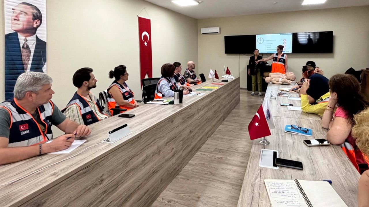 İstanbul Maltepe'de gönüllülere afet eğitimi