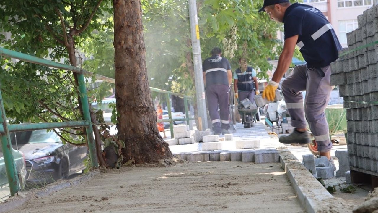 İstanbul Maltepe’de kaldırım düzenleme çalışmaları sürüyor