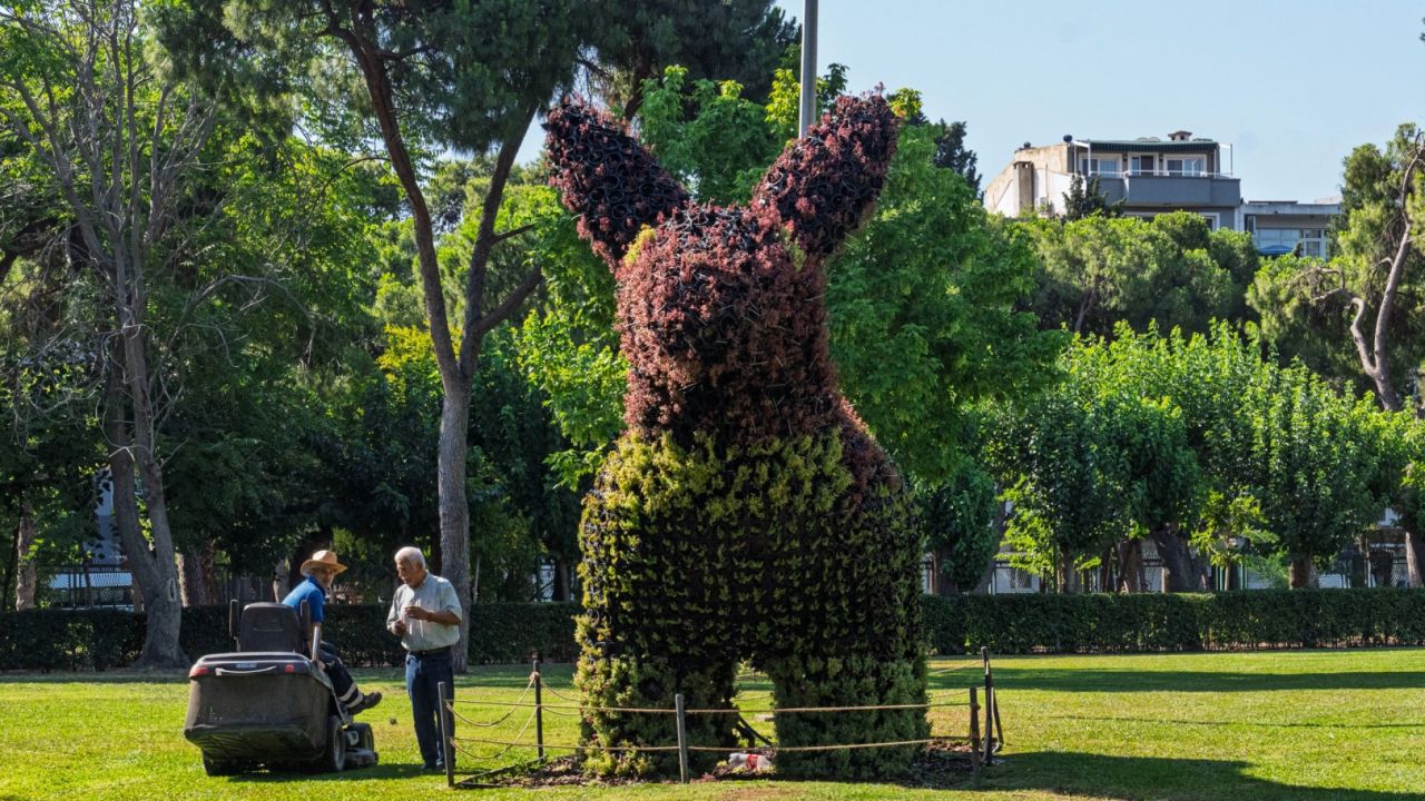 İzmir Kültürpark'taki doğayla şekillenen figürler ilgi görüyor