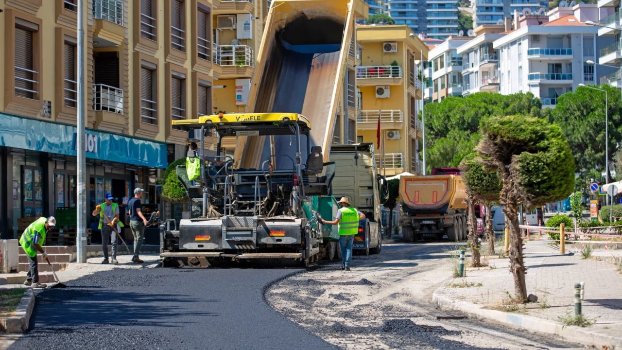 İzmir Narlıdere'de asfalt mesaisi hız kesmiyor