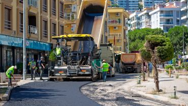 İzmir Narlıdere'de asfalt mesaisi hız kesmiyor
