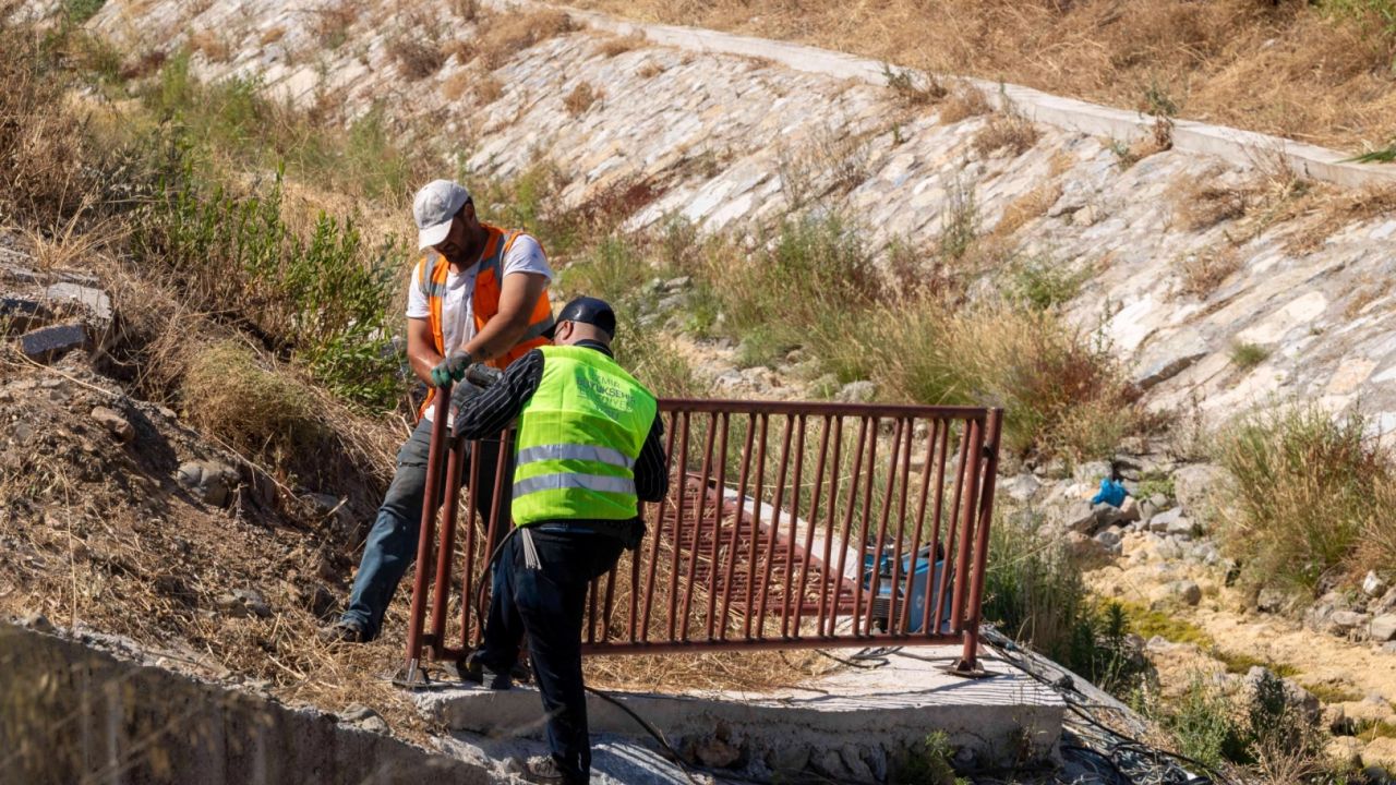 İzmir Seferihisar'da selin izleri siliniyor