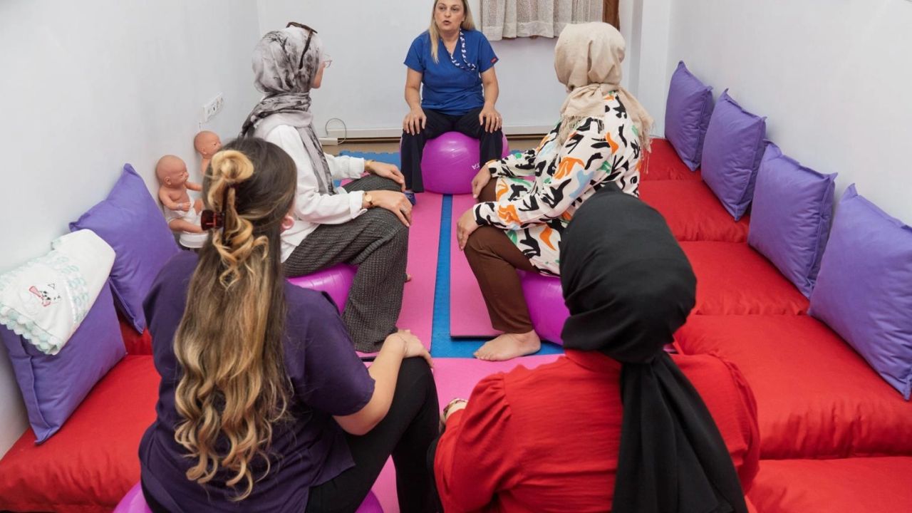 İzmir'de annelere güvenli doğum dersi