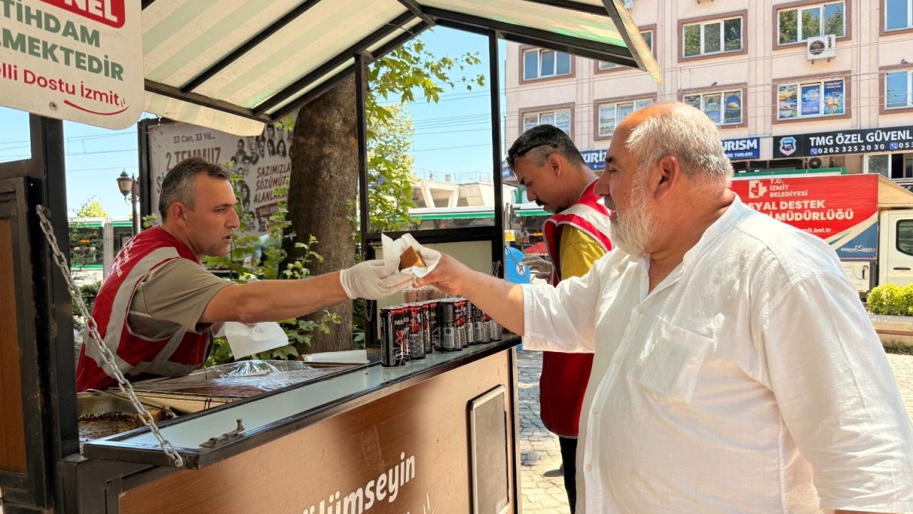 İzmit Belediyesi'nden serinleten ikramı