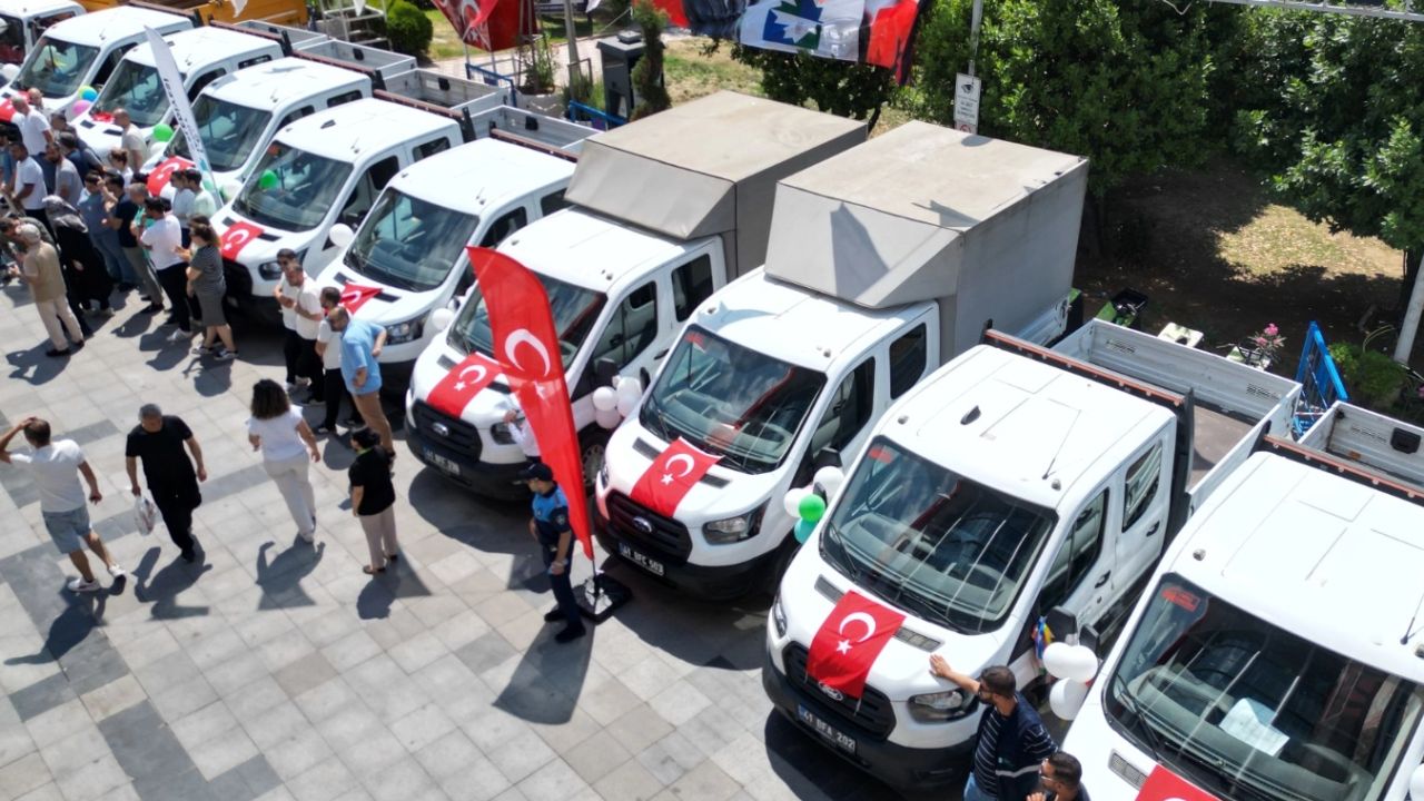 İzmit'in araç filosunu 400'e çıkardı... Yeni hizmet araçları tanıtıldı
