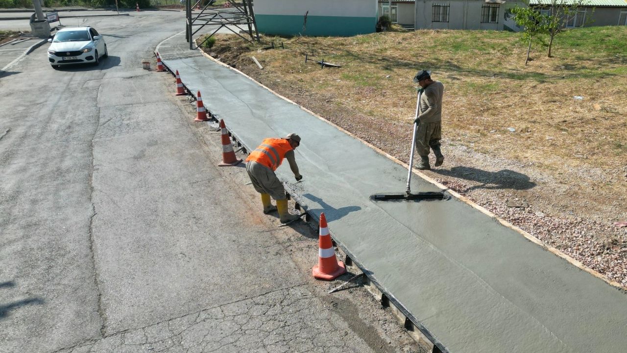 Kocaeli İzmit’te Gündoğdu Mahallesi’ne yeni beton kaldırım