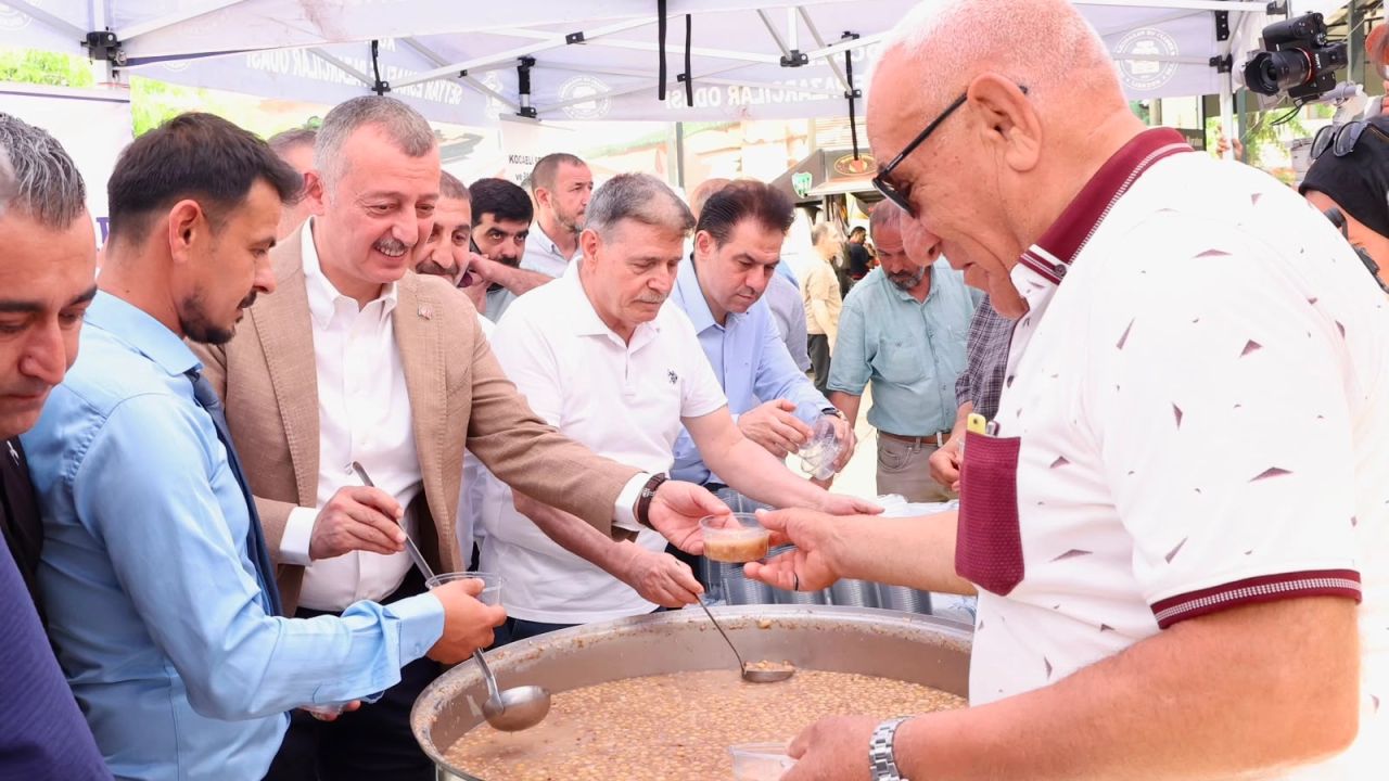Kocaeli'de aşure kazanı kardeşlik için kaynadı