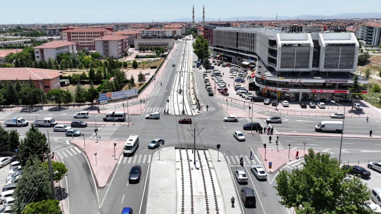Konya'da tramvay hattı enerji montajı sürüyor