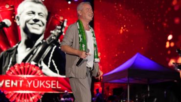 Levent Yüksel dillerden düşmeyen şarkıları Bursa'da seslendirdi