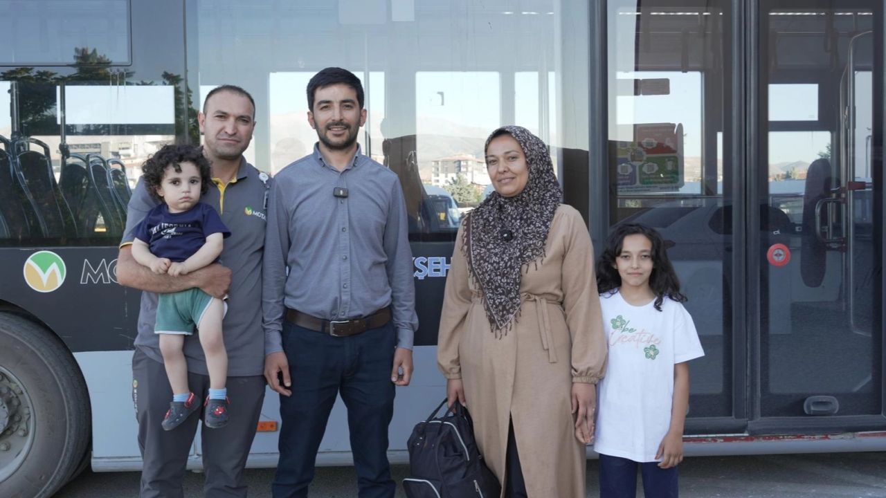 Malatya'da içi ziynet eşyaları dolu unutulan çanta sahibine teslim edildi