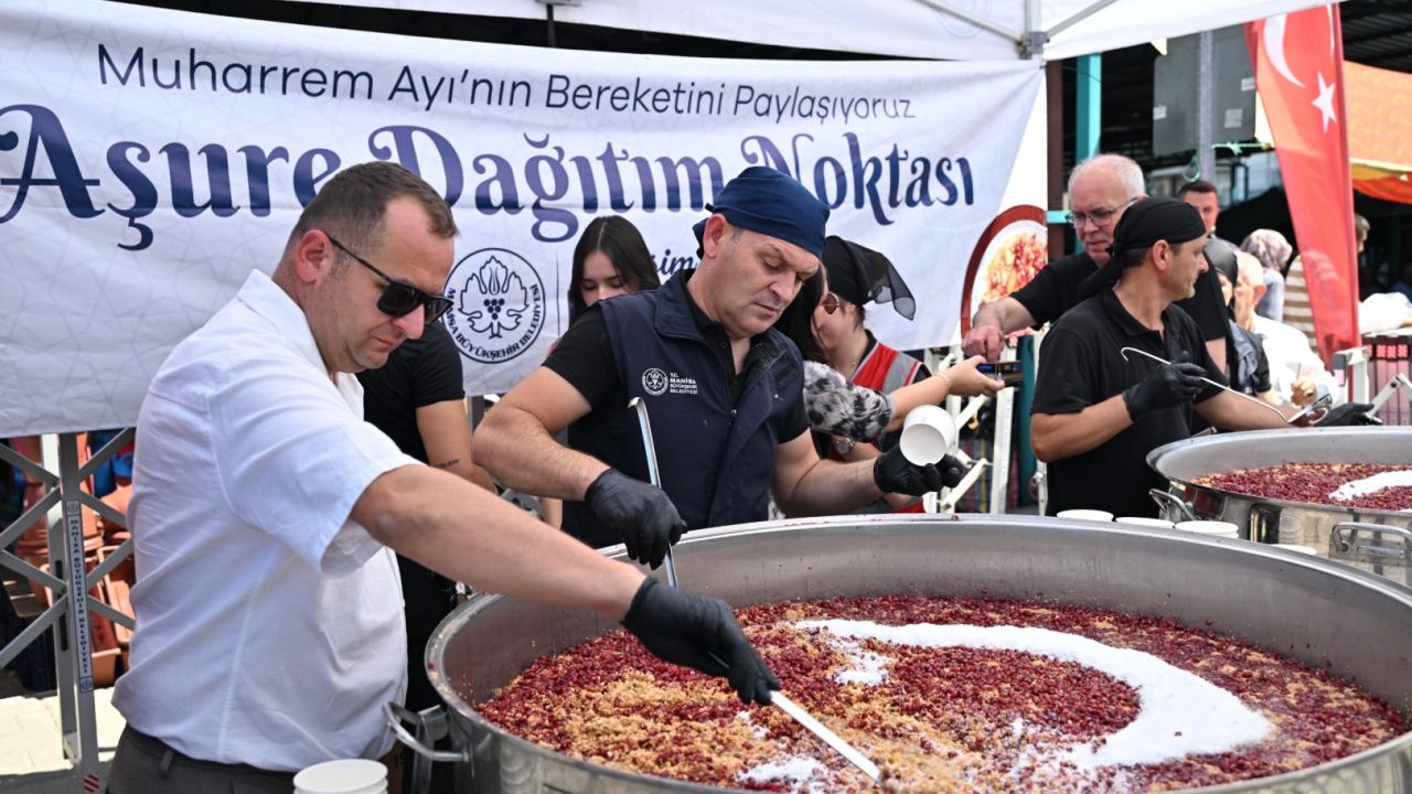 Manisa Büyükşehir’den pazarda 2 bin kişiye aşure ikramı