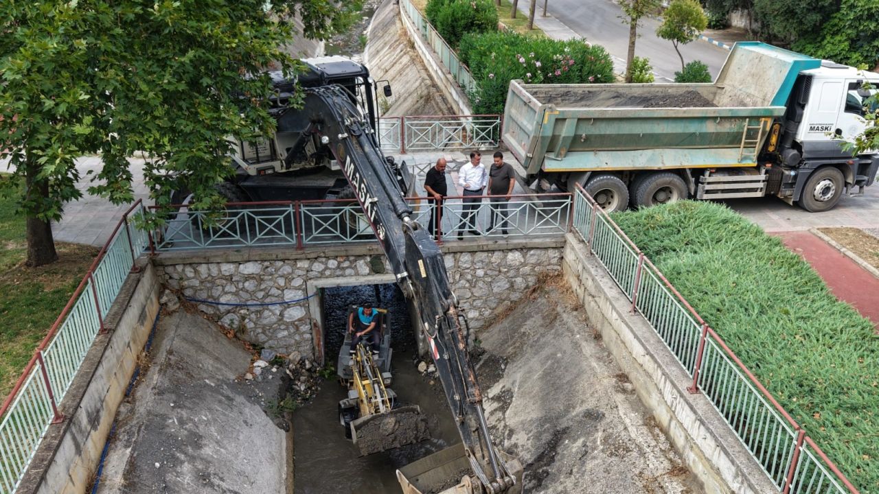 Manisa kent merkezinde dere ve kanal temizliği