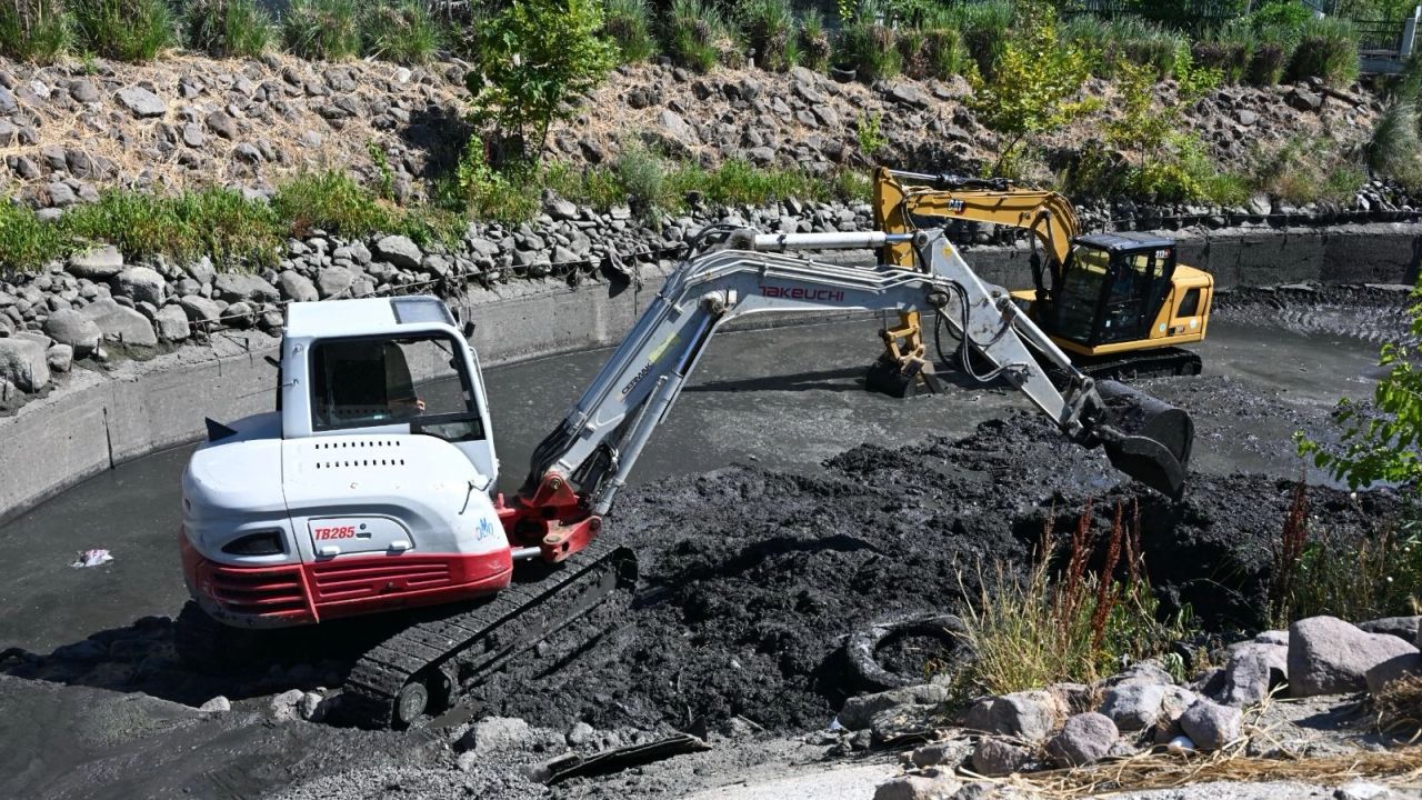Manisa'da Safran Deresi temizleniyor