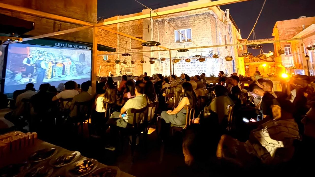 Mardin'de sinema rüzgârı... "Sesimi Taşı" filminin galasına yoğun ilgi
