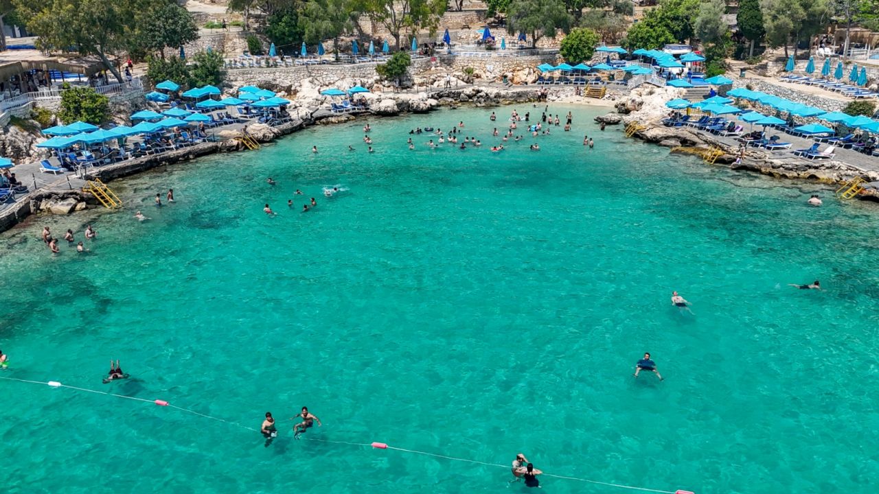 Mersin plajları tatilcilerin gözdesi oldu