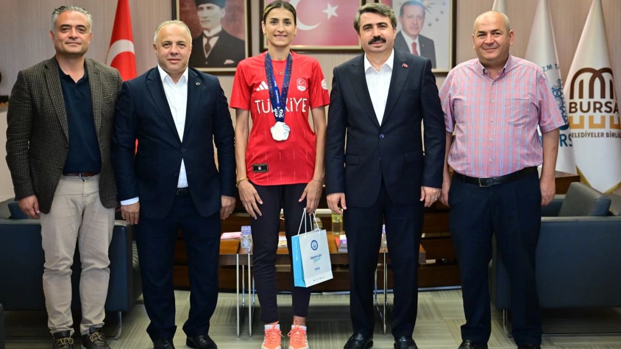 Milli tekvandocu madalya sevincini Oktay Yılmaz'la paylaştı