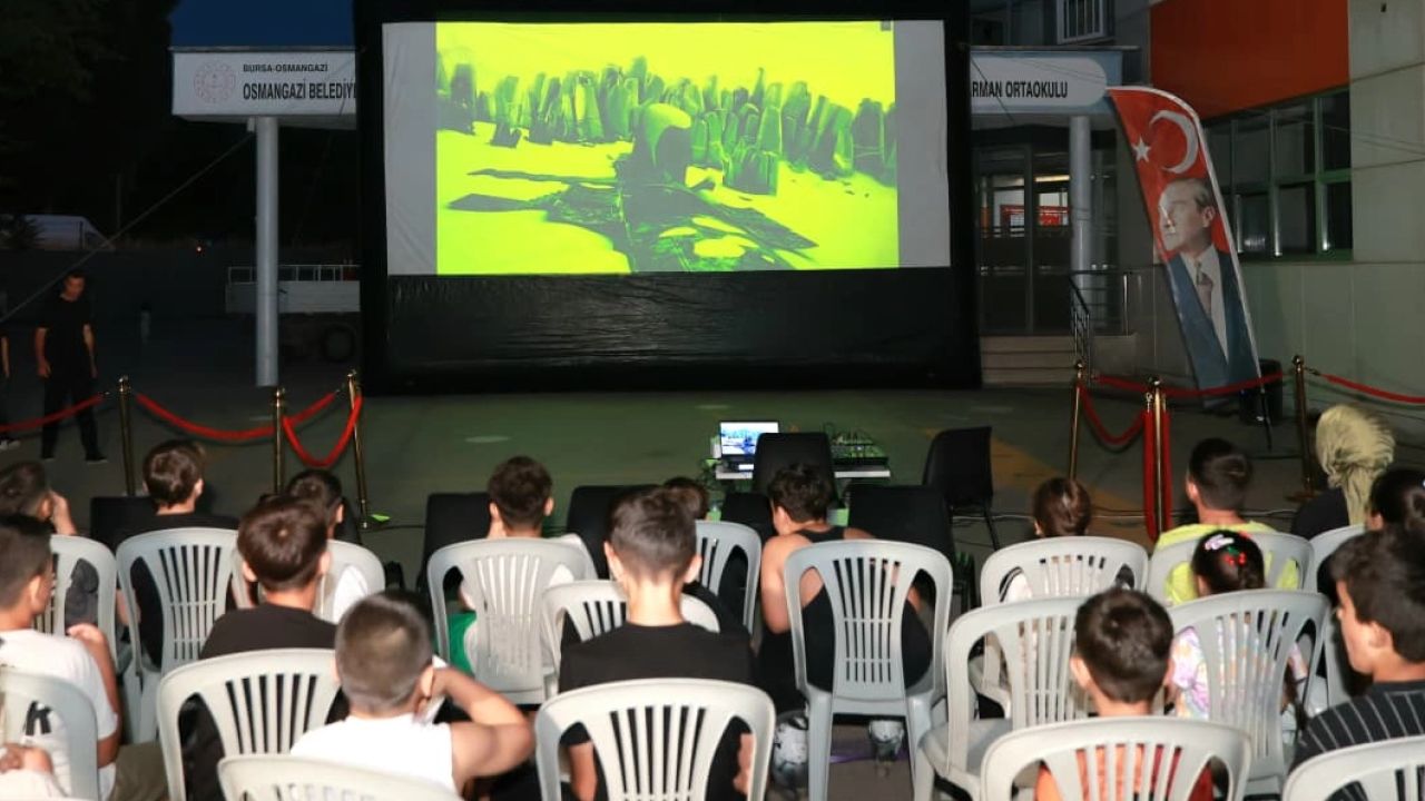 Osmangazi Belediyesi çocuklara yazlık sinema keyfi yaşatıyor
