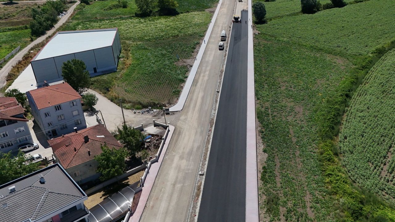 Sakarya'da Yazlık Kavşağı’nın yükünü alacak duble yolda asfalt başladı