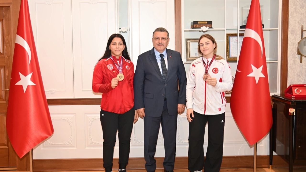 Şampiyon sporculara Başkan Genç'ten övgü