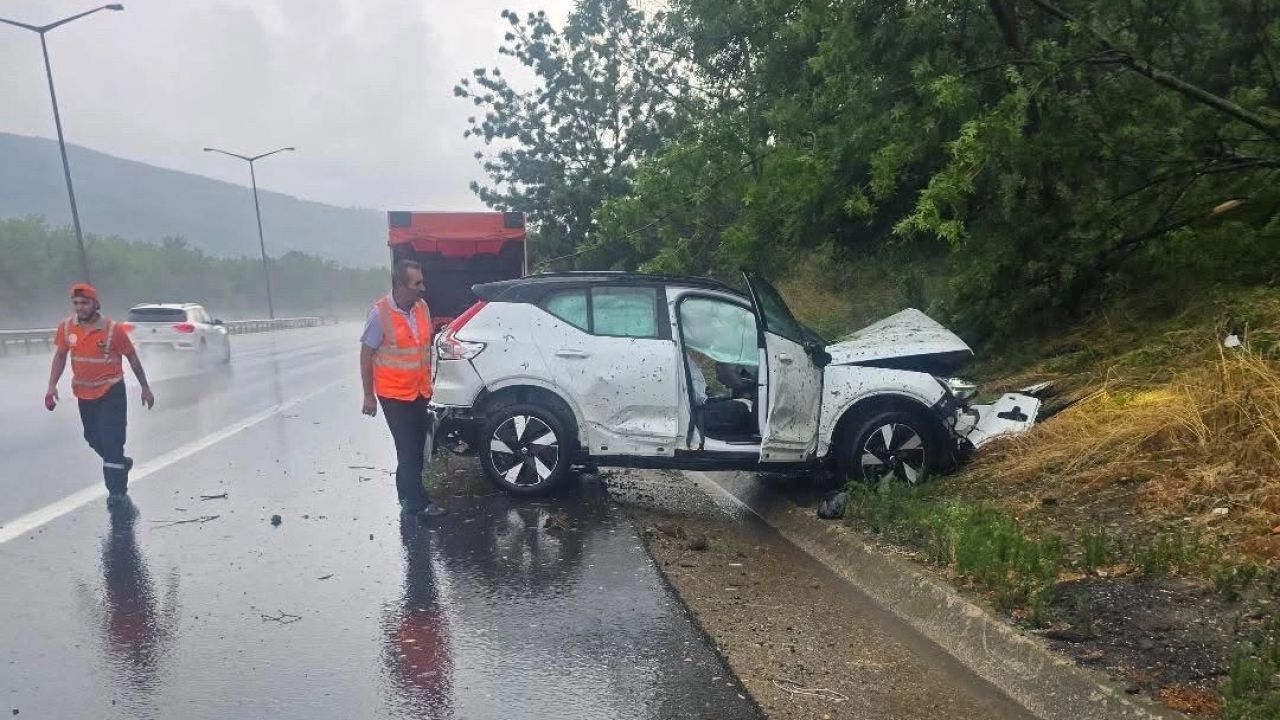 Yağış nedeniyle savrulan otomobil kaza yaptı
